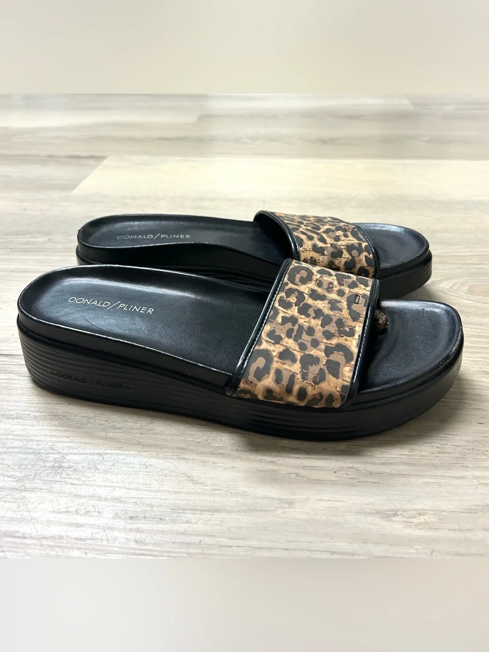 Donald Pliner Leopard Sandals Women's Fiji Sz 9.5M Leather Slip On Wedge Comfort